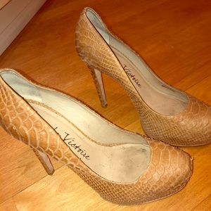 Pour la victoire snakeskin platform heels